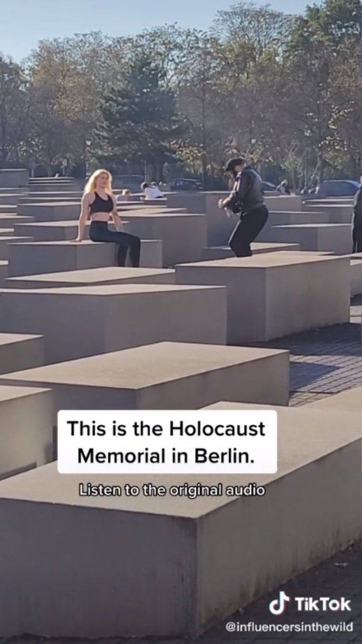 Sociální síť TikTok pobouřilo video, v němž neznámá spoře oděná žena pózuje na jedné ze stél Památníku Holocaustu v Berlíně.