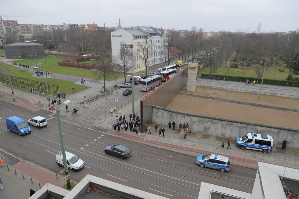 Lidé v Berlíně pozorující návštěvu prezidenta Petra Pavla (21.3.2023)