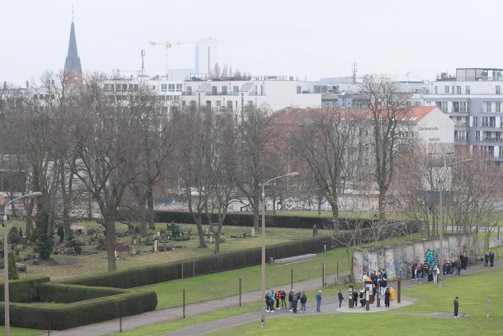 Lidé v Berlíně pozorující návštěvu prezidenta Petra Pavla (21.3.2023)