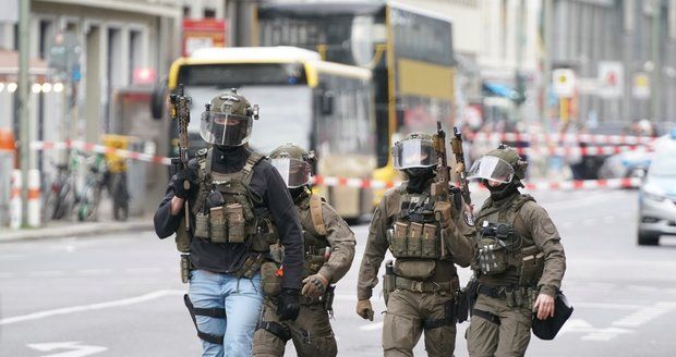 Panika v Berlíně: Lidé hledali úkryt. Střelba při pokusu o loupež u Checkpointu Charlie?