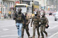 Panika v Berlíně: Lidé hledali úkryt. Střelba při pokusu o loupež u Checkpointu Charlie?