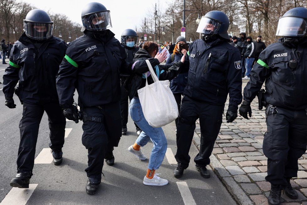 V Berlíně demonstrují lidé proti koronavirovým restrikcím, z velké části jde o příznivce krajní pravice (20. 3. 2021).