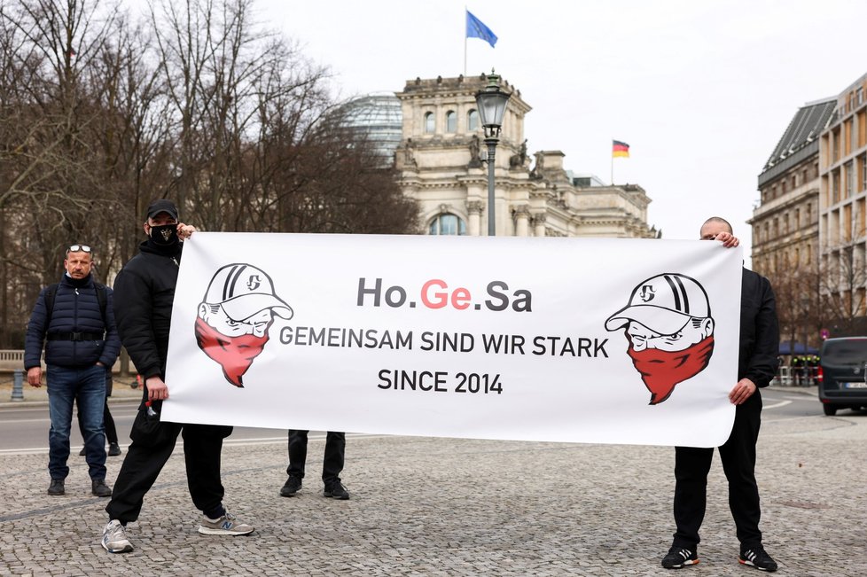 V Berlíně demonstrují lidé proti koronavirovým restrikcím, z velké části jde o příznivce krajní pravice (20. 3. 2021)