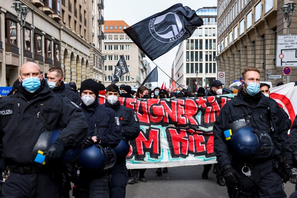 V Berlíně demonstrují lidé proti koronavirovým restrikcím, z velké části jde o příznivce krajní pravice (20. 3. 2021)
