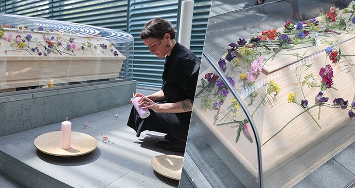 V berlínském kostele drží rakve mrtvých s koronvairem při pohřbu pod průhledným plastovým poklopem.