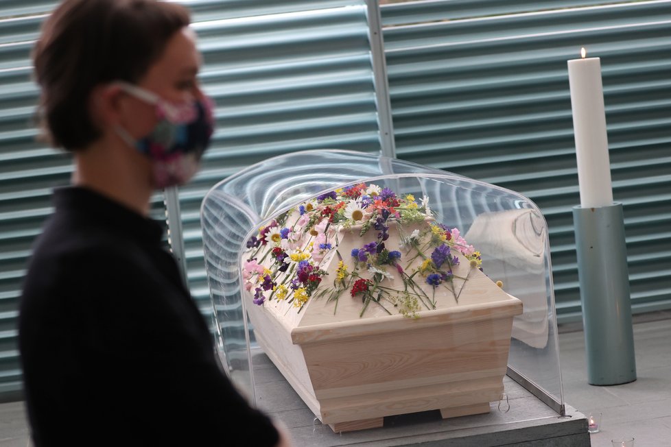 V berlínském kostele drží rakve mrtvých s koronavirem při pohřbu pod průhledným plastovým poklopem.