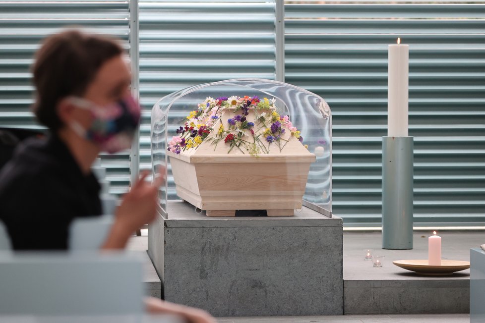 V berlínském kostele drží rakve mrtvých s koronvairem při pohřbu pod průhledným plastovým poklopem.