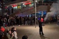 Silvestrovský chaos v Berlíně. Stovky lidí po sobě házely petardy, zaútočily i na policii