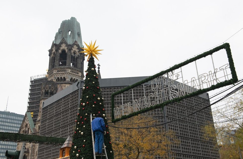 Vánoční trhy v Berlíně obklopí bezpečnostní plot. Před dvěma lety tu najel muž kamionem do davu lidí a 11 jich zabil