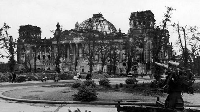 Zničený Berlín po spojeneckém bombardování v roce 1945