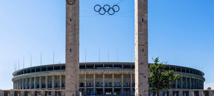 Monumentální stadion v Berlíně pro více než 80 tisíc lidí nechal vystavět kvůli olympiádě v roce 1936 sám Hitler, který chtěl využít Hry pro své propagační účely. Ačkoliv se po konci 2. světové zvažovalo jeho zbourání, stadion byl nakonec zachován a dodnes hostí celou řadu prestižních sportovních i kulturních akcí.