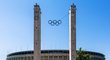 Monumentální stadion v Berlíně pro více než 80 tisíc lidí nechal vystavět kvůli olympiádě v roce 1936 sám Hitler, který chtěl využít Hry pro své propagační účely. Ačkoliv se po konci 2. světové zvažovalo jeho zbourání, stadion byl nakonec zachován a dodnes hostí celou řadu prestižních sportovních i kulturních akcí.