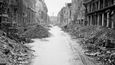Zničená ulice v centru Berlína poblíž hlavní Unter den Linden 3. července 1945