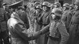 9. března 1945, Joseph Goebbels předává 16letému Willi Hübnerovi železný kříž po znovudobytí města Lauban