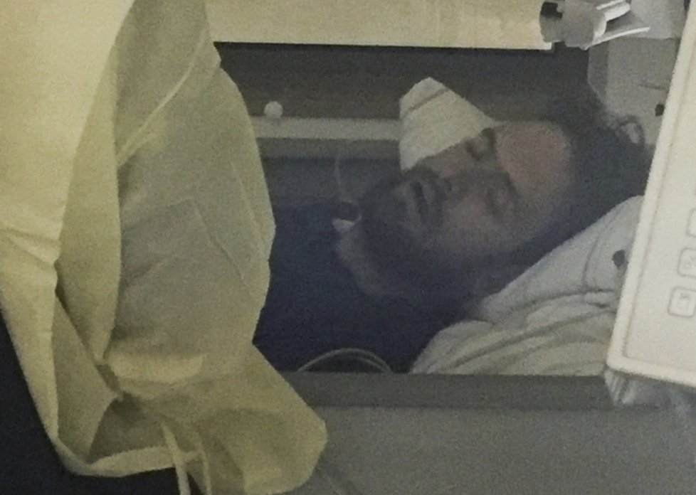 Bývalý vůdce aktivistické skupiny Pussy Riot Pyotr Verzilov při převozu do berlínské nemocnice. Doktoři potvrdili myšlenku, že byl nejspíš otráven