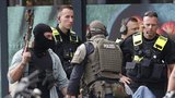 Hrůza v obchodním centru: Pobodanou ženu útočník zapálil