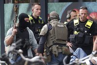 Hrůza v obchodním centru: Pobodanou ženu útočník zapálil