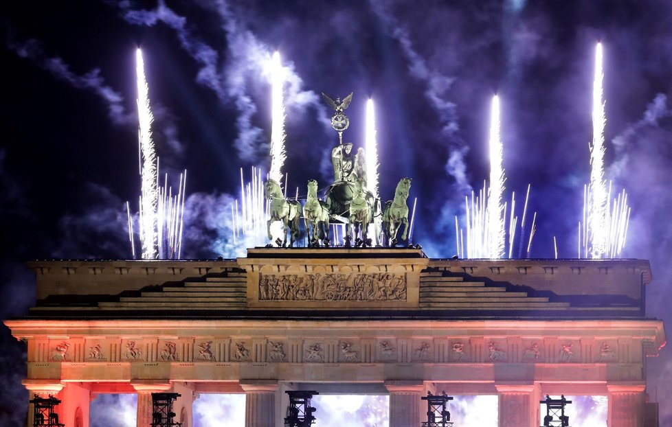 V Berlíně kromě ohňostroje vystoupili i hudebníci. (1. 1. 2021)