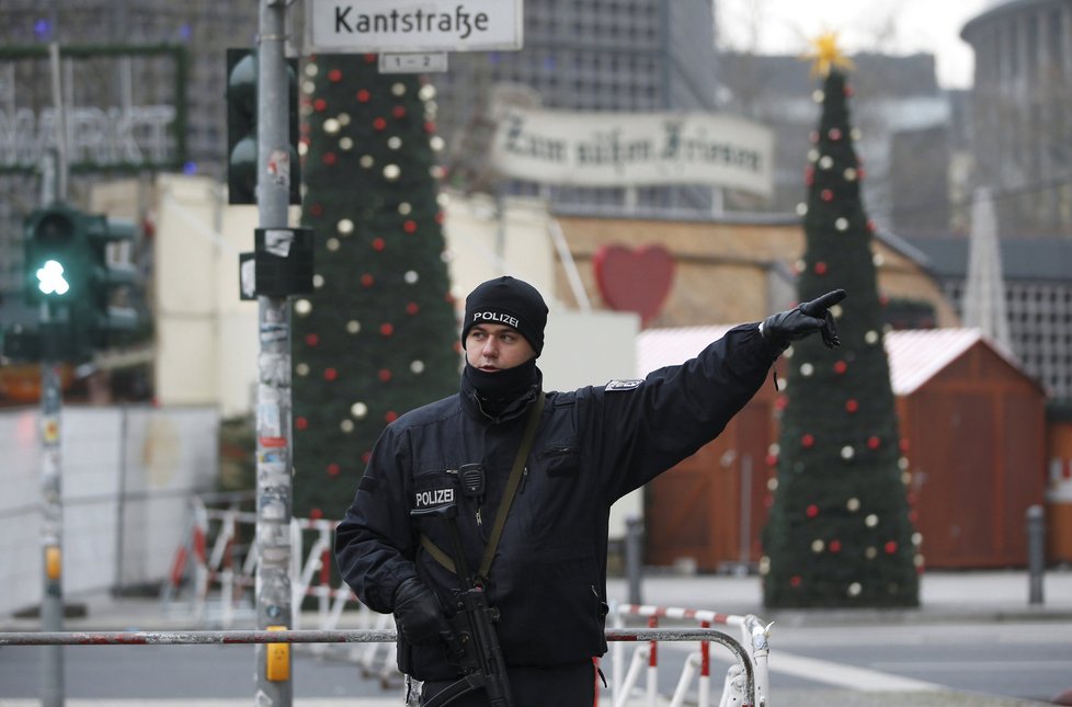 Berlín se probudil do pochmurného dne po večerním teroristickém útoku z předchozího dne.