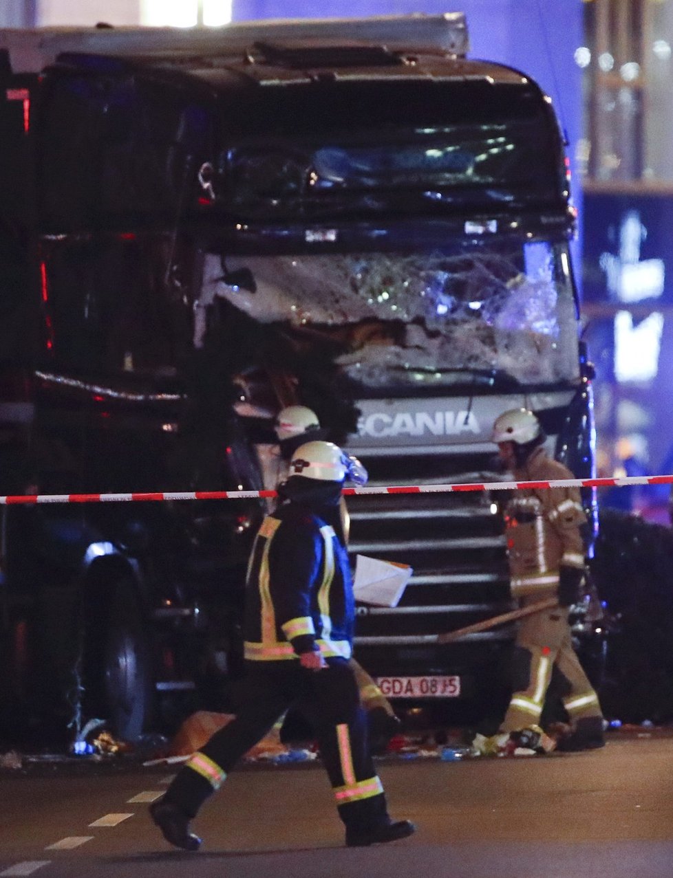 Nákladní auto vjelo do davu lidí na vánočních trzích v Berlíně.