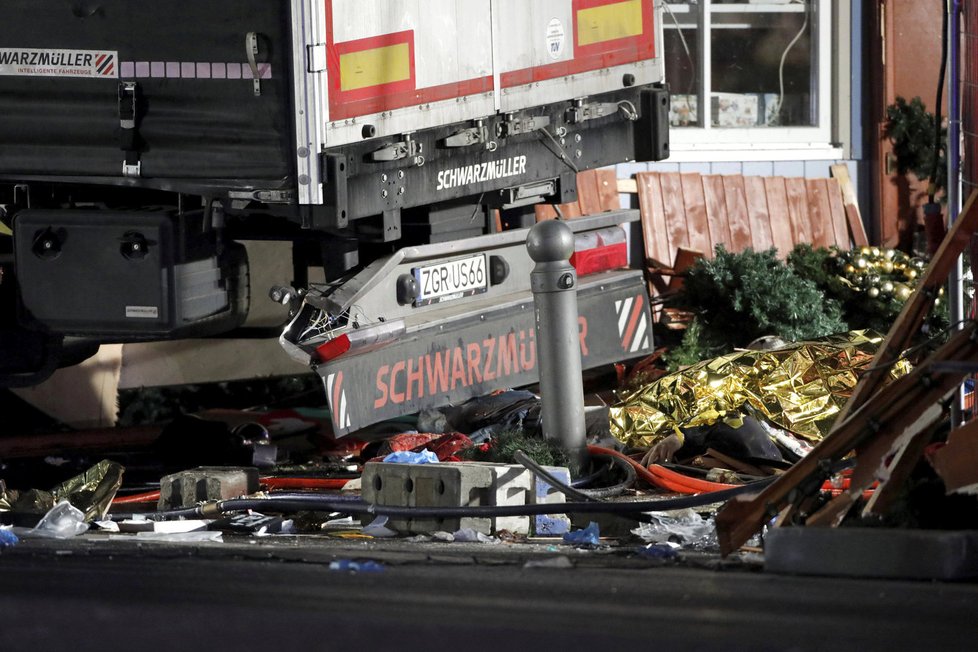 Útočník s kamionem najel do davu v Berlíně. Na vánočních trzích zabil 12 lidí.