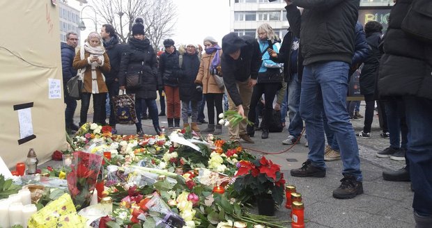 Masakr na vánočních trzích v Berlíně připomínají svíčky a policisté.
