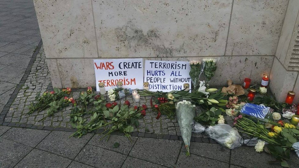 Masakr na vánočních trzích v Berlíně připomínají svíčky a policisté.