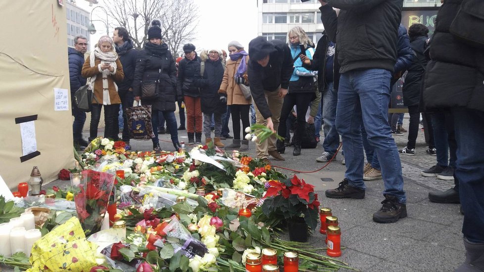 Masakr na vánočních trzích v Berlíně připomínají svíčky a policisté.