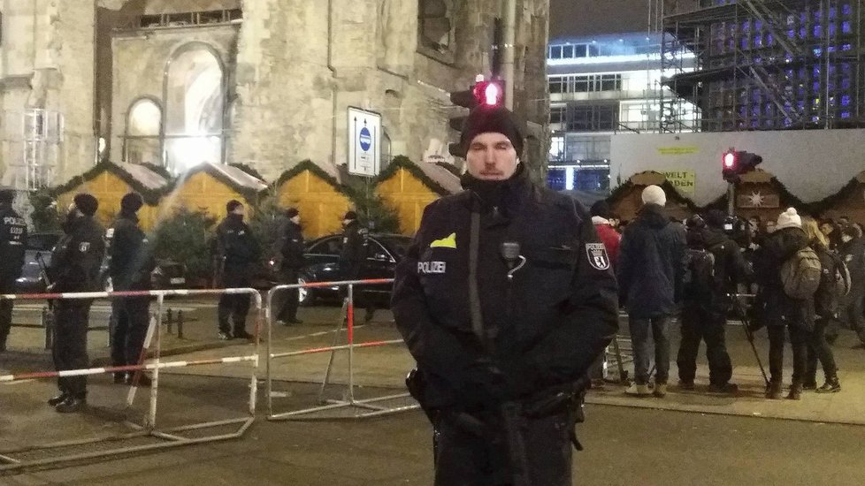 Policisté hlídkující na místě útoku neví, jak dlouho na místě budou.