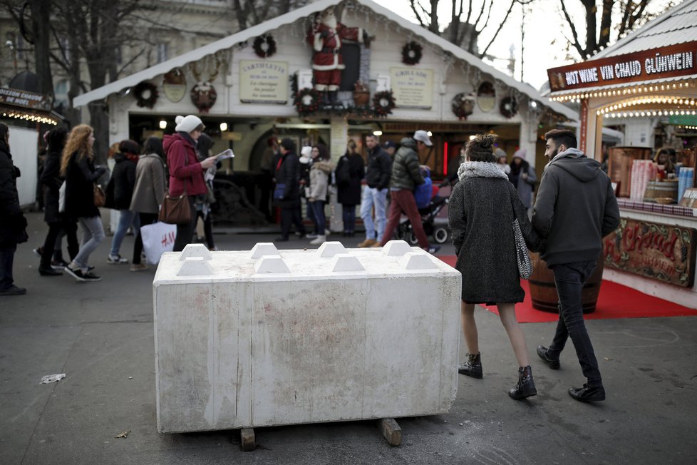 Zátarasy na vánočních trzích v Paříži