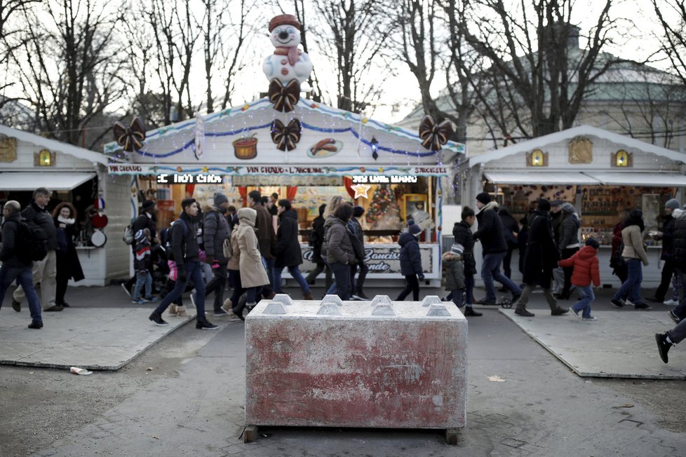 Zátarasy na vánočních trzích v Paříži