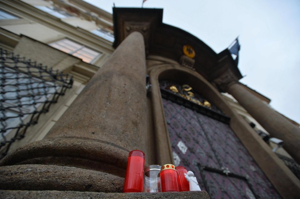 Svíčky před německou ambasádou v Praze
