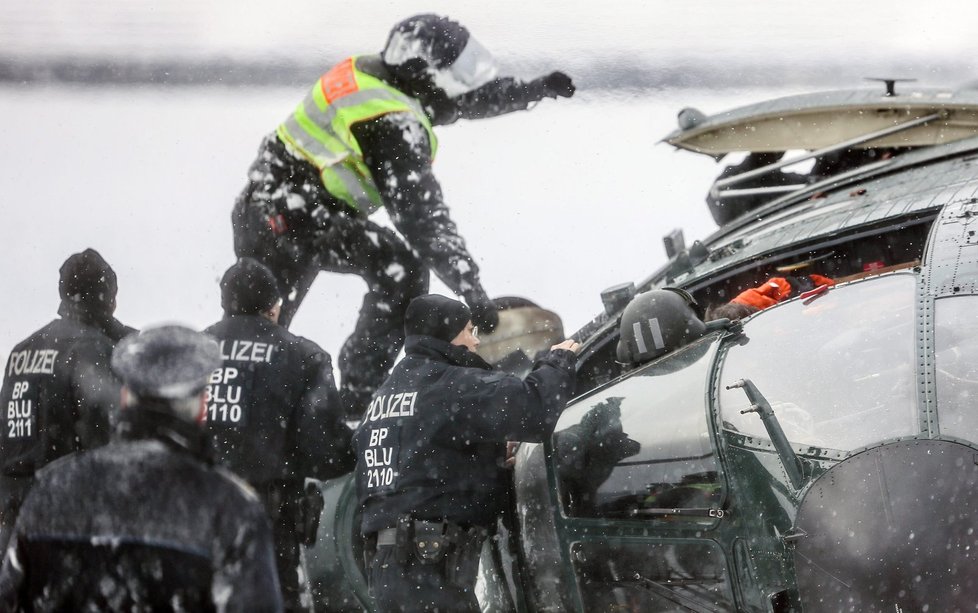 Policisté se snaží z vraku vrtulníky dostat zraněné kolegy