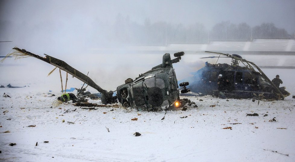 Po srážce během sněžení se oba vrtulníky zřítily