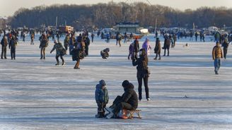 Unijní plynové zásobníky drtí mráz, panika se ale nekoná. Cena suroviny se díky LNG drží dole Unijní plynové zásobníky drtí mráz, panika se ale nekoná. Cena suroviny se díky LNG drží dole
