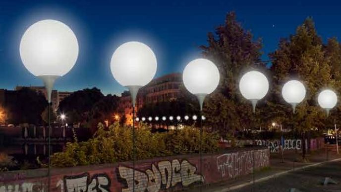 V místech, kde stála Berlínská zeď, se při příležitosti oslav jejího pádu objevily osvětlené balonky.