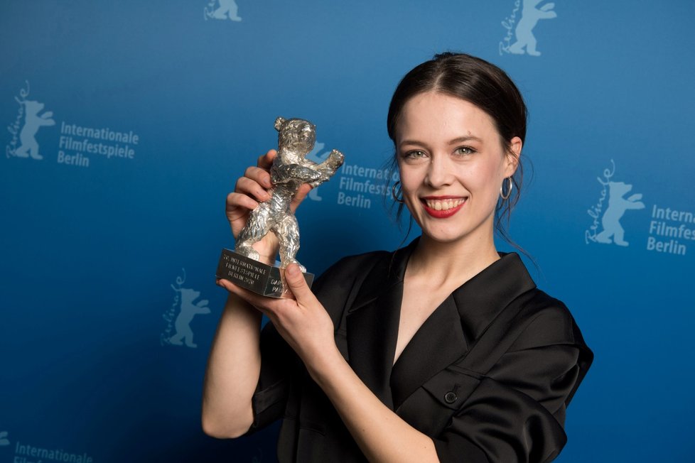 Berlinale 2020: Herečka Paula Beer se stříbrnou soškou