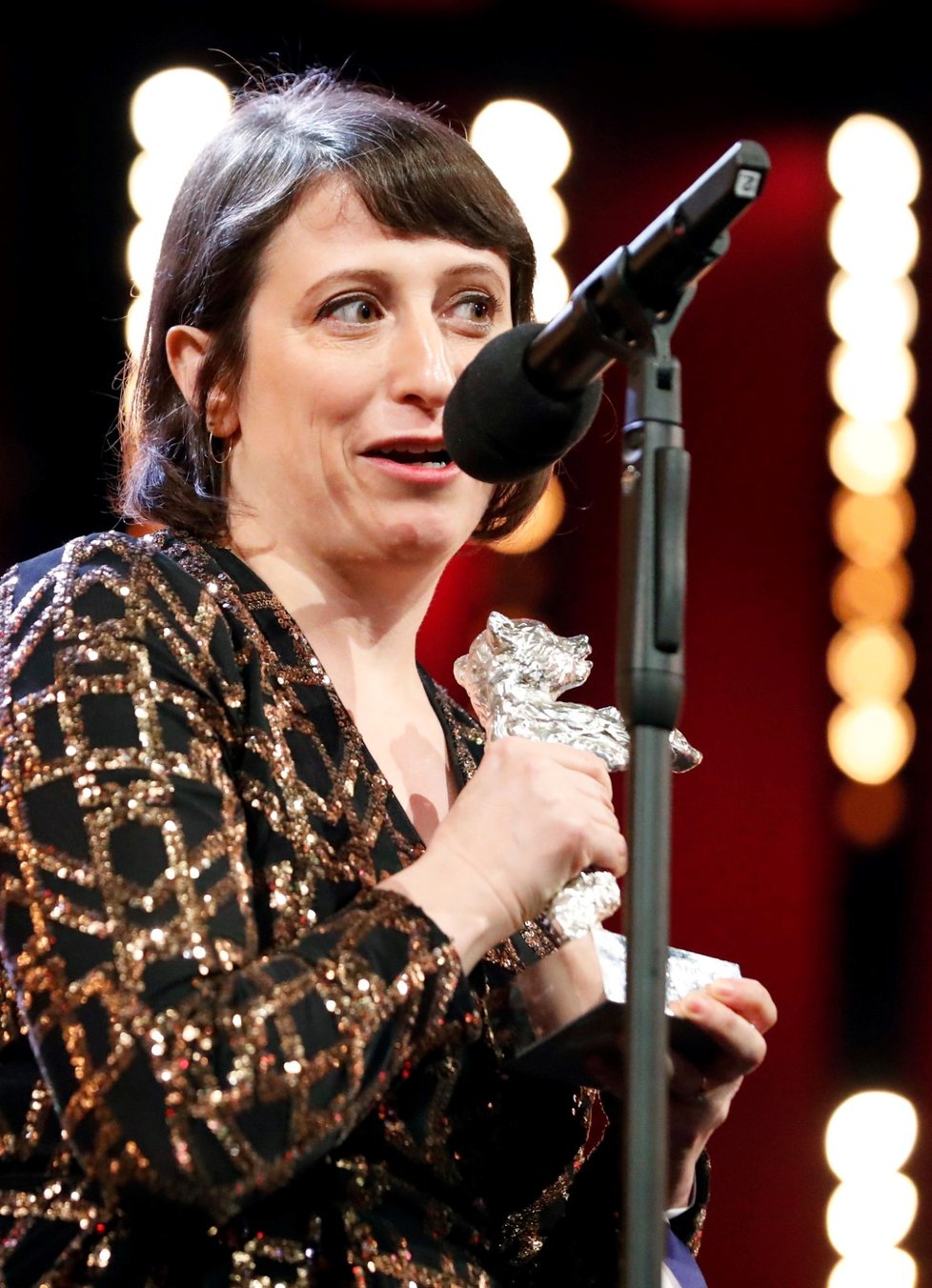 Berlinale 2020: Herečka Eliza Hittman přebírá cenu Stříbrný medvěd