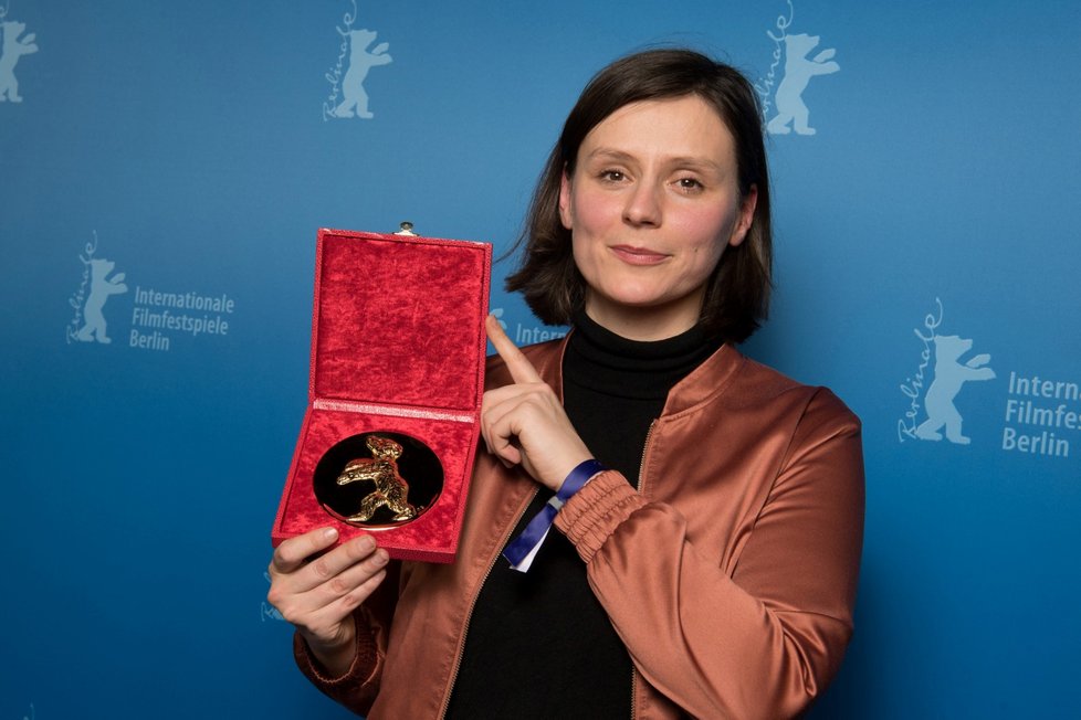 Berlinale 2020: Členka štábu Sandra Wollner pózuje se speciálním oceněním