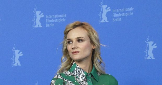 Diane Kruger. Německá herečka, jež na sebe upozornila v řadě hollywoodských trháků, se na Berlinale předvedla v jedinečných kreacích. Do masově přijímaného standardu nezapadá ani tento květovaný model s kontroverzní pruhovanou sukní. Opravdu odvážné. Jen pro vyvolené, jež dokáži takový styling silou osobnosti obhájit.