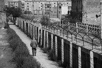 Přispěl k pádu Berlínské zdi: Zemřel novinář Ehrman (†92), který zaskočil německé komunisty