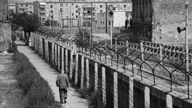 Přispěl k pádu Berlínské zdi: Zemřel novinář Ehrman (†92), který zaskočil německé komunisty