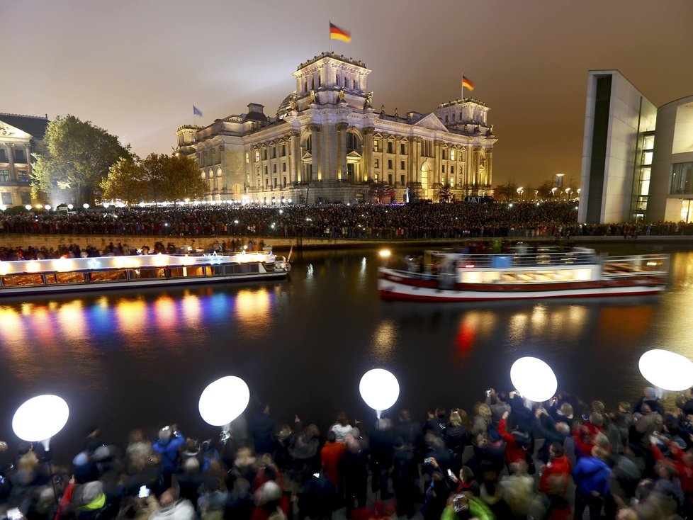 Oslavy pádu Berlínské zdi v Berlíně byla jedna velká světelná show. (9. 11. 2014)