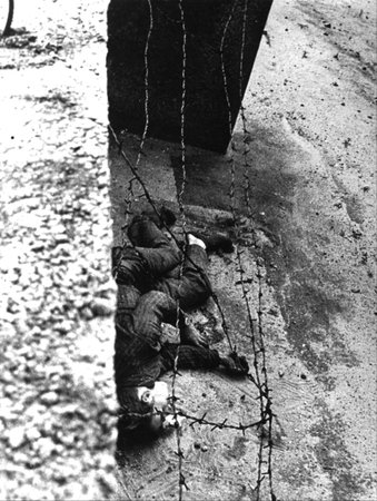 Mrtvola Petera Fechtera, který byl zastřelen 17. srpna 1962 při pokusu o útěk přes Berlínskou zeď.
