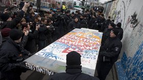Policie odnáší kus vyseknuté Berlínské zdi.