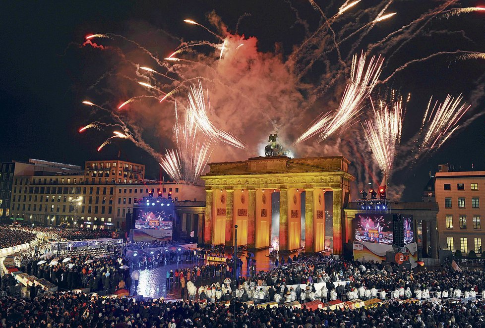 Ceremoniál završil velký ohňostroj nad Braniborskou bránou