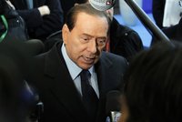 Berlusconi ven, křičí Italové