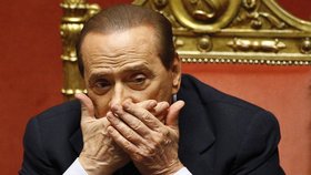 Sylvio Berlusconi - toto gesto znamená zděšení, nebo skrývá úšklebek lišáka, který uměl žít?