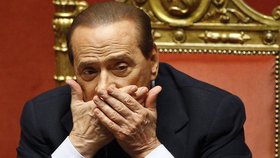 Sylvio Berlusconi - toto gesto znamená zděšení, nebo skrývá úšklebek lišáka, který uměl žít?