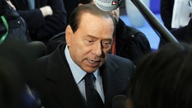 Berlusconi ven, křičí Italové
